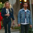   Joe Jonas se balade avec Sophie Turner dans les rues de Los Angeles. A la vue des photographes, ils se sont séparés. Le 29 novembre 2016  