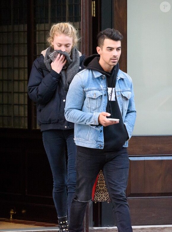Exclusif - Joe Jonas et sa nouvelle compagne Sophia Turner sortent ensemble d'un hôtel de Manhattan à New York le 23 novembre 2016.