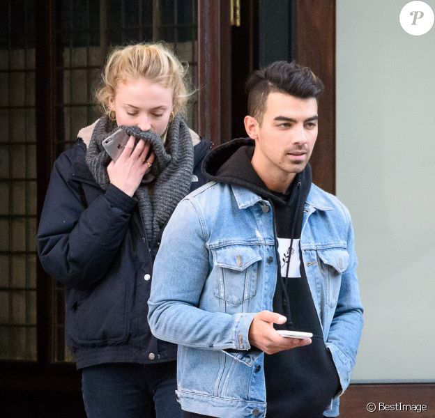 Exclusif - Joe Jonas et sa nouvelle compagne Sophia Turner sortent ensemble d'un hôtel de Manhattan à New York le 23 novembre 2016.