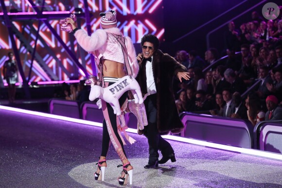 Bruno Mars - Défilé Victoria's Secret Paris 2016 au Grand Palais à Paris, le 30 novembre 2016. © Cyril Moreau/Bestimage