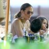 Jennifer Lopez et ses jumeaux Max and Emme font une pause déjeuner pendant une séance shopping avec des amis à Miami, Floride, Etats-Unis, le 27 novembre 2016.