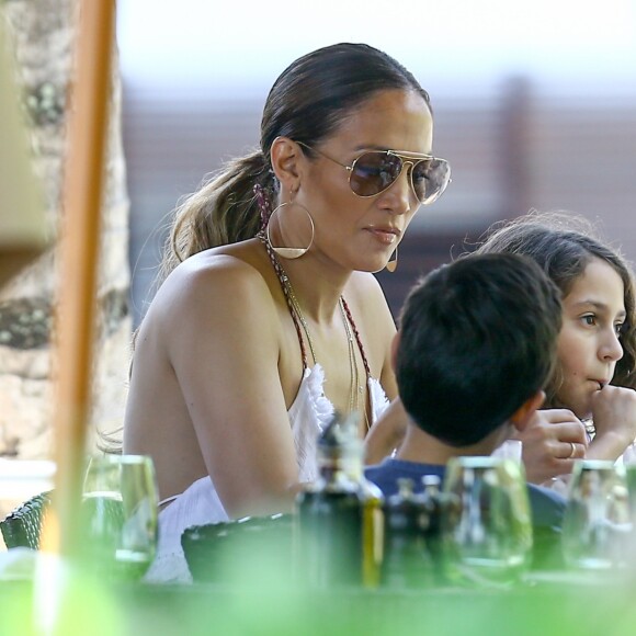 Jennifer Lopez et ses jumeaux Max and Emme font une pause déjeuner pendant une séance shopping avec des amis à Miami, Floride, Etats-Unis, le 27 novembre 2016.
