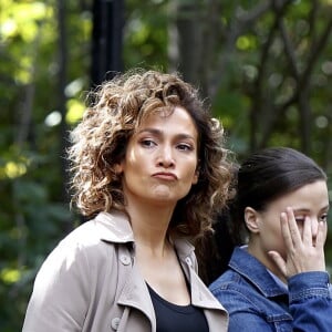 Jennifer Lopez et Sarah Jeffery sur le tournage de "Shades of Blue" à Brooklyn. New York, le 12 octobre 2016. © CPA/Bestimage