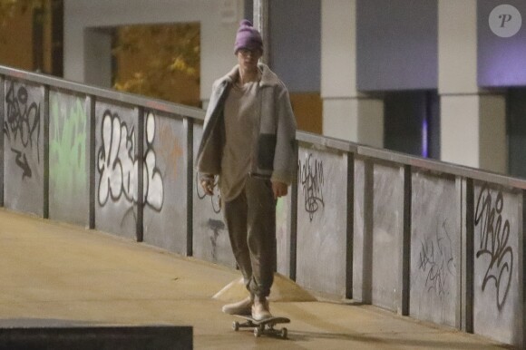 Exclusif - Justin Bieber s'est arrêté dans une station service pour acheter des gateaux et une boisson après avoir fait du skateboard dans les rues de Barcelone, le 21 novembre 2016