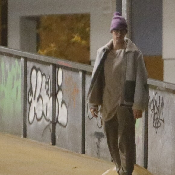Exclusif - Justin Bieber s'est arrêté dans une station service pour acheter des gateaux et une boisson après avoir fait du skateboard dans les rues de Barcelone, le 21 novembre 2016