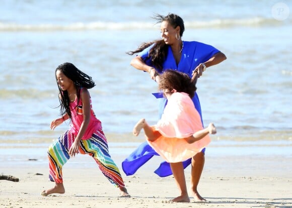 Exclusif - Melanie Brown (Mel B) avec ses filles Madison et Angel Brown Belafonte en pleine séance photo sur une plage à Sydney en Australie, le 17 novembre 2016