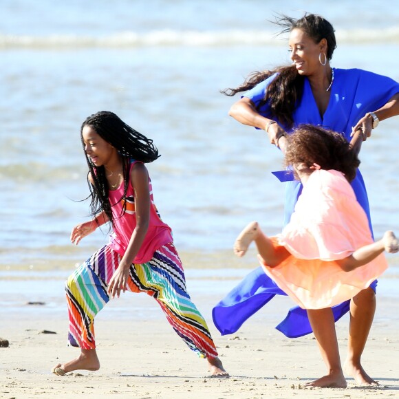Exclusif - Melanie Brown (Mel B) avec ses filles Madison et Angel Brown Belafonte en pleine séance photo sur une plage à Sydney en Australie, le 17 novembre 2016