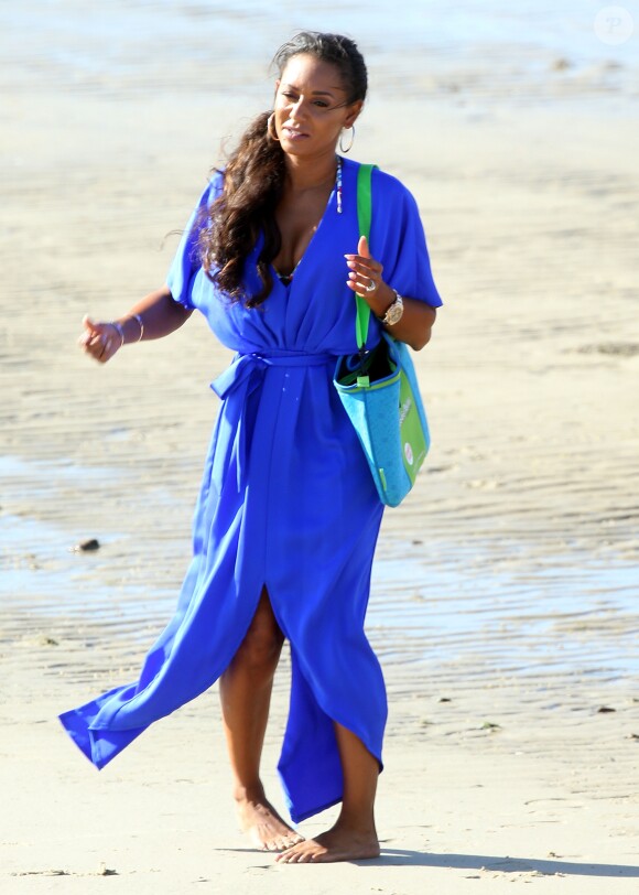 Exclusif - Melanie Brown (Mel B) avec ses filles Madison et Angel Brown Belafonte en pleine séance photo sur une plage à Sydney en Australie, le 17 novembre 2016