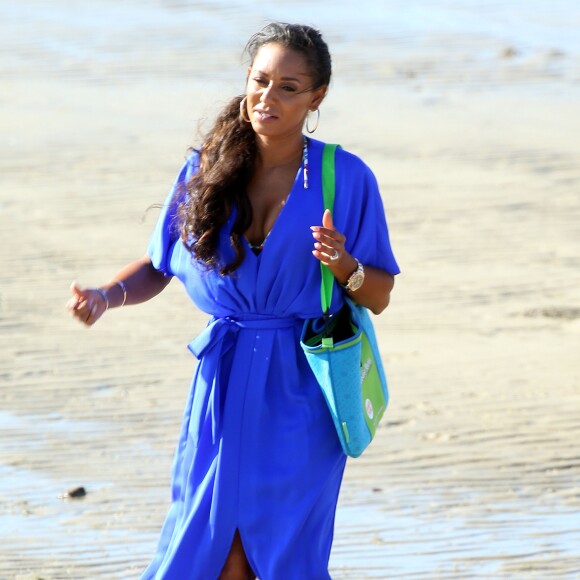 Exclusif - Melanie Brown (Mel B) avec ses filles Madison et Angel Brown Belafonte en pleine séance photo sur une plage à Sydney en Australie, le 17 novembre 2016