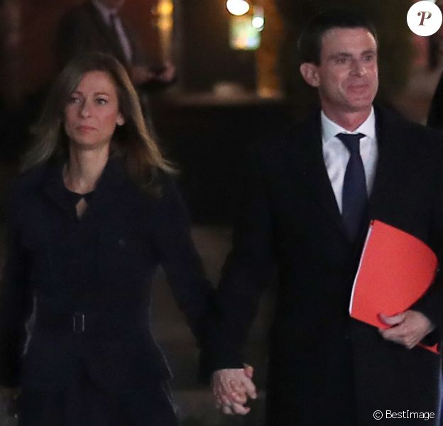 Le premier ministre Manuel Valls et sa femme Anne Gravoin arrivent à l'Hôtel de Ville d'Evry, le 5 décembre 2016 où le premier ministre va faire une déclaration concernant sa candidature à la primaire de la gauche pour les élections présidentielles. © Cyril Moreau/Bestimage
