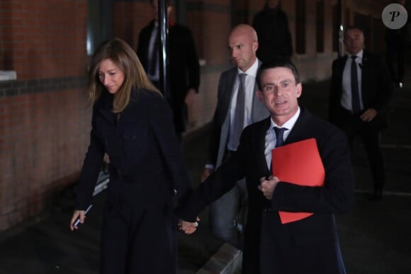 Le premier ministre Manuel Valls et sa femme Anne Gravoin arrivent à l'Hôtel de Ville d'Evry, le 5 décembre 2016 où le premier ministre va faire une déclaration concernant sa candidature à la primaire de la gauche pour les élections présidentielles. © Cyril Moreau/Bestimage