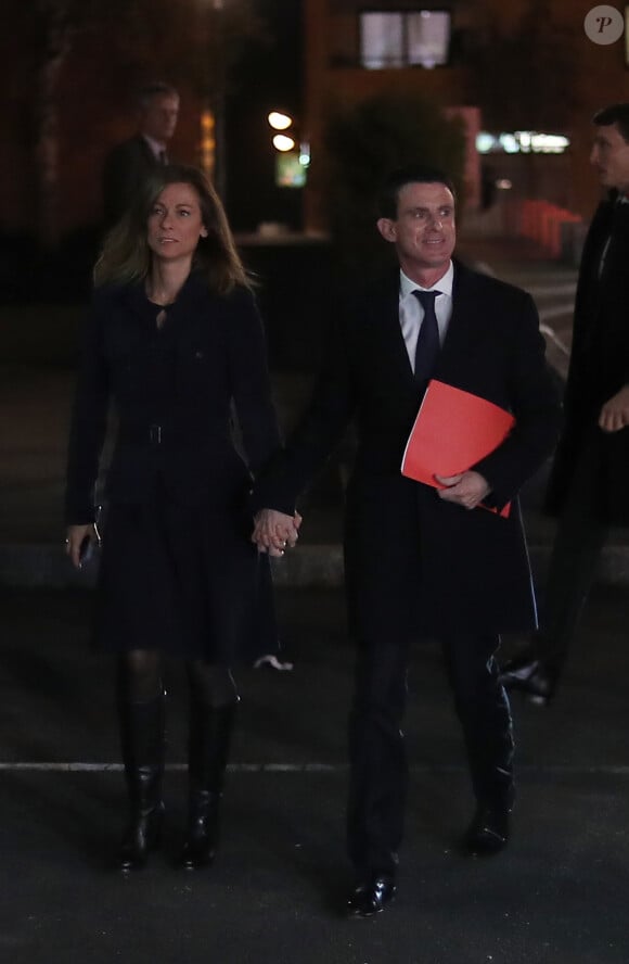 Le premier ministre Manuel Valls et sa femme Anne Gravoin arrivent à l'Hôtel de Ville d'Evry, le 5 décembre 2016 où le premier ministre va faire une déclaration concernant sa candidature à la primaire de la gauche pour les élections présidentielles. © Cyril Moreau/Bestimage
