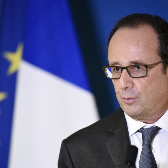 Le président de la république François Hollande et la ministre du Travail, de l'Emploi et du Dialogue social, Myriam El Khomri, visitent d'OpenClassrooms, une start-up offrant des formations en ligne à Paris, France, le 24 novembre 2016. © Eliot Blondet/Pool/Bestimage