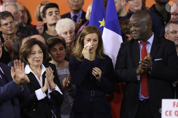 Anne Gravoin, la femme de Manuel Valls très émue lors la déclaration de celui-ci de candidature à la présidence de la République à l'Hôtel de Ville d'Evry, le 5 décembre 2016. Manuel Valls est candidat à la primaire de la Gauche pour les élections présidentielles. © Cyril Moreau/Bestimage