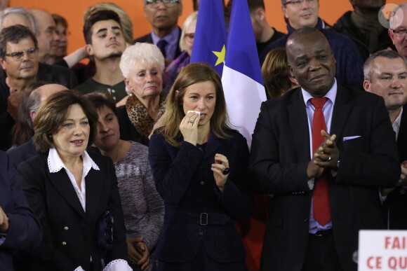 Anne Gravoin, la femme de Manuel Valls très émue lors la déclaration de celui-ci de candidature à la présidence de la République à l'Hôtel de Ville d'Evry, le 5 décembre 2016. Manuel Valls est candidat à la primaire de la Gauche pour les élections présidentielles. © Cyril Moreau/Bestimage