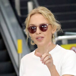 Exclusif - Kylie Minogue porte une bague de fiançailles lors de son arrivée à l'aéroport de Melbourne le 14 novembre 2016.