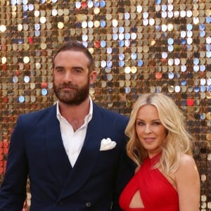 Kylie Minogue et son compagnon Joshua Sasse lors de la première mondiale du film "Absolutely Fabulous: The Movie" à Londres, le 29 juin 2016.