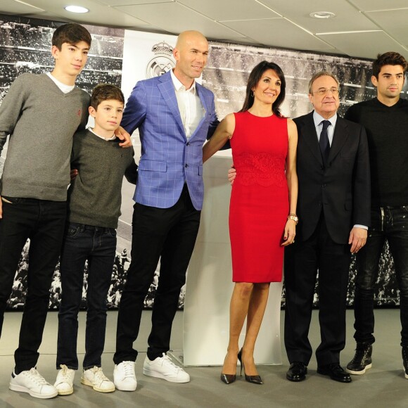 Zinédine Zidane avec sa femme Véronique et ses quatre enfants Enzo, Luca, Elyaz et Théo, Florentino Perez - Zinédine Zidane devient l'entraineur du Real de Madrid et remplace ainsi Rafael Benítez à Madrid en Espagne le 4 janvier 2015.04/01/2016 - Madrid