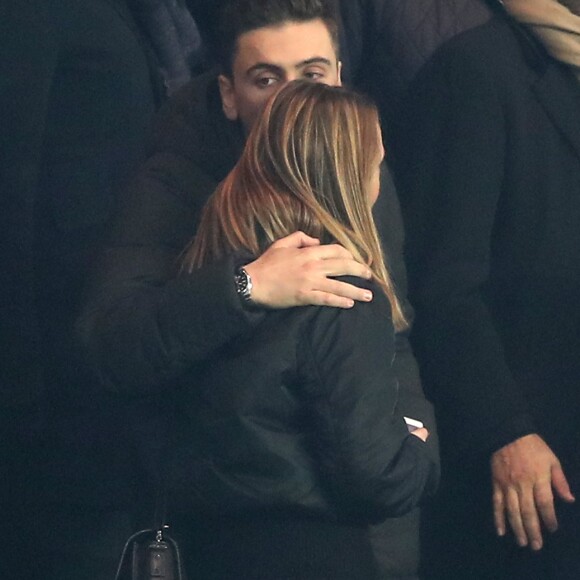 Audrey Lamy et son compagnon Thomas Sabatier - People au match de Ligue des Champions Psg - Ludogorets au Parc des Princes à Paris le 6 décembre 2016. Tenu en échec par Ludogorets (2-2), le PSG laisse la première place ... © Cyril Moreau/Bestimage