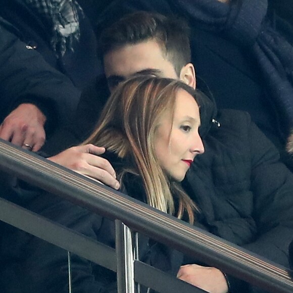 Audrey Lamy et son compagnon Thomas Sabatier - People au match de Ligue des Champions Psg - Ludogorets au Parc des Princes à Paris le 6 décembre 2016. Tenu en échec par Ludogorets (2-2), le PSG laisse la première place ... © Cyril Moreau/Bestimage