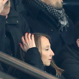 Audrey Lamy et son compagnon Thomas Sabatier - People au match de Ligue des Champions Psg - Ludogorets au Parc des Princes à Paris le 6 décembre 2016. Tenu en échec par Ludogorets (2-2), le PSG laisse la première place ... © Cyril Moreau/Bestimage