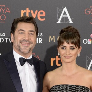 En couple depuis 2007 (mariés depuis 2010) : Javier Bardem et sa femme Penelope Cruz (robe de la marque Atelier Versace) arrivant à la 30ème cérémonie des Goya Awards à l'auditorium du Madrid Marriott à Madrid, le 6 février 2016. 