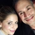 En couple depuis 2000 (mariés depuis 2002) : Sarah Michelle Gellar et Freddie Prinze Jr. complices et amoureux sur une photo publiée sur Instagram le 1er décembre 2016