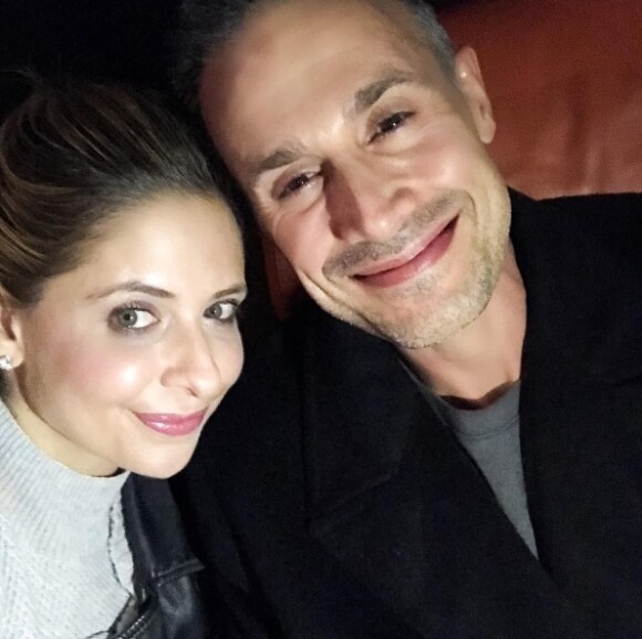 En couple depuis 2000 (mariés depuis 2002) : Sarah Michelle Gellar et Freddie Prinze Jr. complices et amoureux sur une photo publiée sur Instagram le 1er décembre 2016
