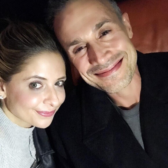 En couple depuis 2000 (mariés depuis 2002) : Sarah Michelle Gellar et Freddie Prinze Jr. complices et amoureux sur une photo publiée sur Instagram le 1er décembre 2016