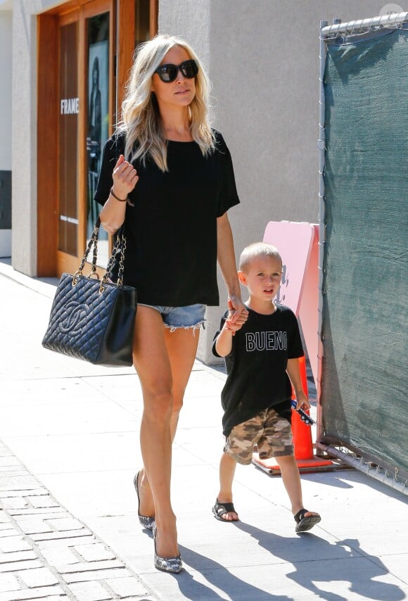 Kristin Cavallari se promène avec son fils Camden dans les rues de West Hollywood, le 27 juillet 2016
