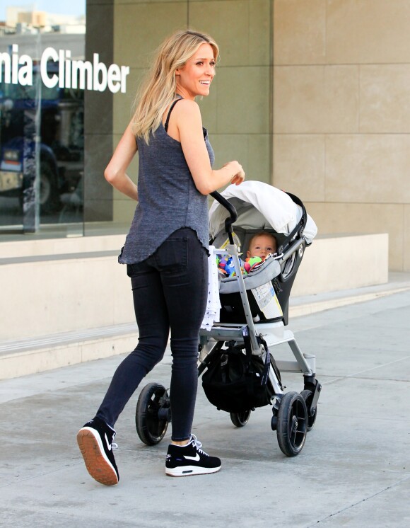 Kristin Cavallari se promène avec sa fille Saylor James Cutler dans les rues de Beverly Hills, le 22 mars 2016.