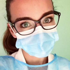 Marine Lorphelin célèbre ses premiers accouchements qu'elle a effectué dans le cadre de son stage en médecine en Nouvelle Calédonie. Photo publiée sur Instagram le 8 décembre 2016