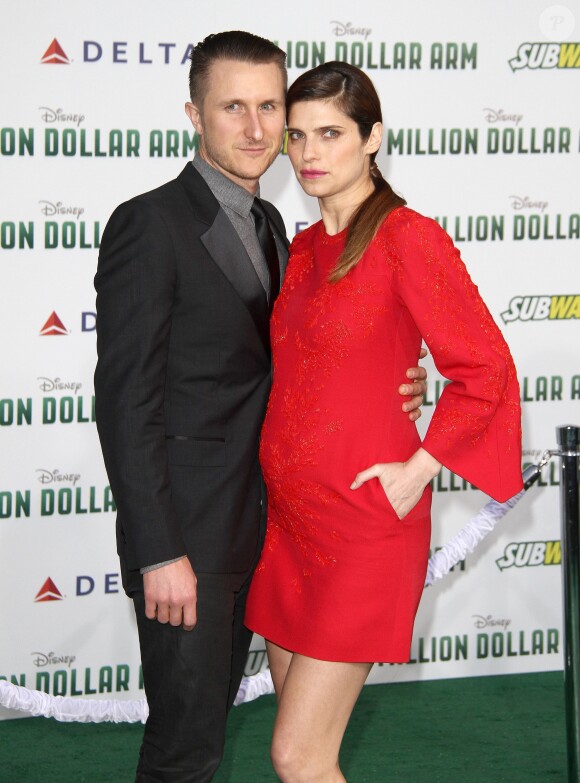 Lake Bell (enceinte) et son mari Scott Campbell - Première du film "Million Dollar Arm" au El Capitan Theatre à Hollywood. Le 6 mai 2014