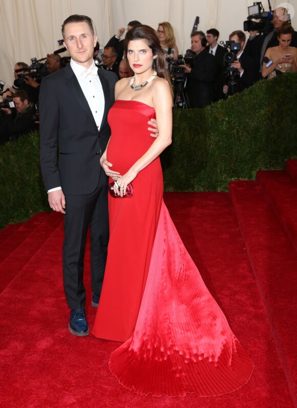 Lake Bell (enceinte) et son mari Scott Campbell - Soirée du Met Ball / Costume Institute Gala 2014: "Charles James: Beyond Fashion" à New York. Le 5 mai 2014.