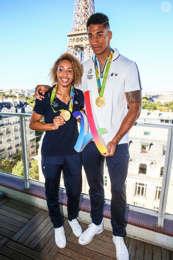 Estelle Mossely et son compagnon Tony Yoka - Conférence de presse et photocall avec les athlètes français de retour des Jeux Olympiques de Rio à l'hôtel Pullman face a la Tour Eiffel à Paris le 23 août 2016.