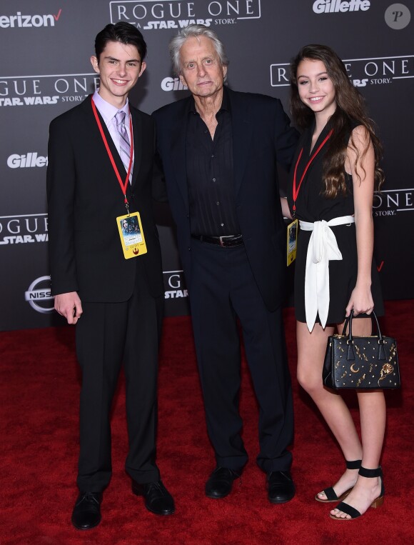 Michael Douglas avec ses enfants Dylan et Carys Douglas à la soirée "Rogue One: A Star Wars Story" au théâtre The Pantages à Hollywood, le 10 décembre 2016