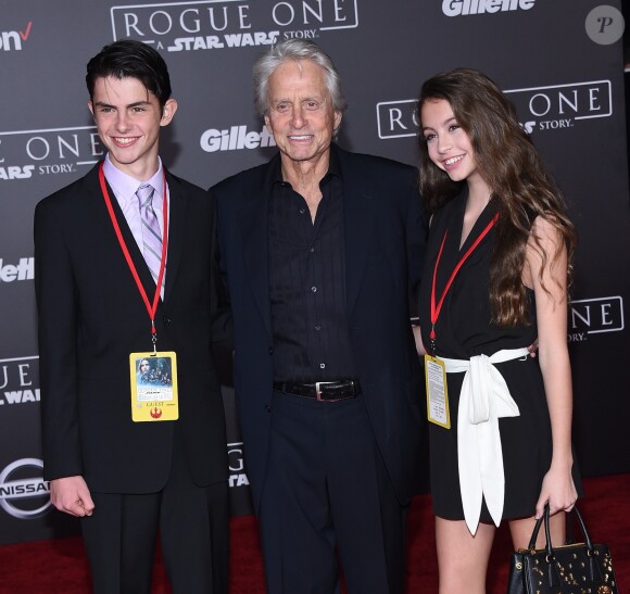 Michael Douglas avec ses enfants Dylan et Carys Douglas à la soirée "Rogue One: A Star Wars Story" au théâtre The Pantages à Hollywood, le 10 décembre 2016
