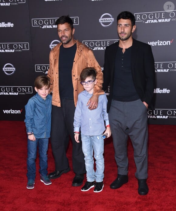 Ricky Martin avec son fiancé Jwan Yosef et ses enfants Matteo et Valentino Martin à la soirée "Rogue One: A Star Wars Story" au théâtre The Pantages à Hollywood, le 10 décembre 2016