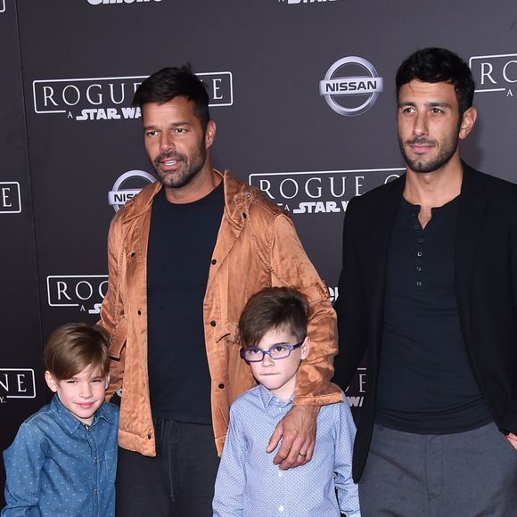 Ricky Martin avec son fiancé Jwan Yosef et ses enfants Matteo et Valentino Martin à la soirée "Rogue One: A Star Wars Story" au théâtre The Pantages à Hollywood, le 10 décembre 2016