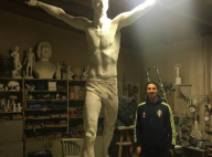 Zlatan Ibrahimovic : Fier avec sa statue, en toute modestie bien sûr