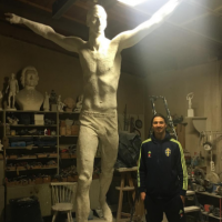 Zlatan Ibrahimovic : Fier avec sa statue, en toute modestie bien sûr