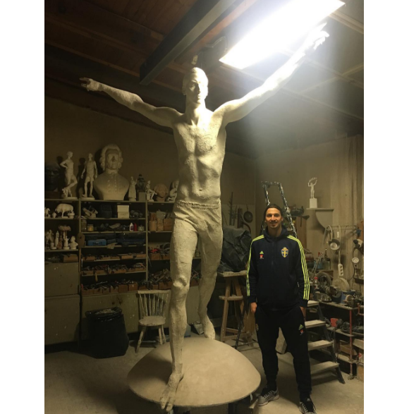 Zlatan Ibrahimovic dévoile la statue à son effigie réalisée par Peter Linde, sur Instagram, le 12 décembre 2016.