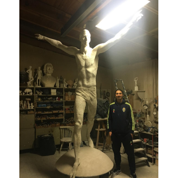 Zlatan Ibrahimovic dévoile la statue à son effigie réalisée par Peter Linde, sur Instagram, le 12 décembre 2016.