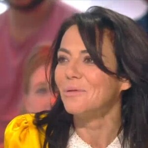 Sandra Zeitoun sur le plateau de l'émission "Il en pense quoi Camille ?" diffusée sur C8 le 13 décembre 2016