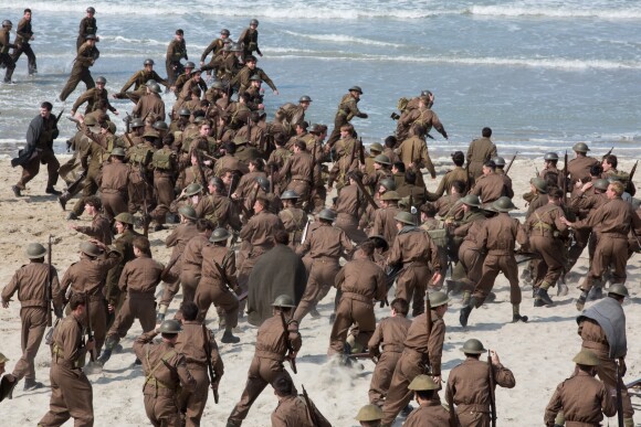 Exclusif - Le réalisateur anglais Christopher Nolan sur le tournage du film "Dunkirk" sur la plage de Malo-les-Bains, à Dunkerque. Quatre navires de guerre, un chasseur Spitfire, deux hélicoptères, 1500 figurants et beaucoup de fumée... l'équipe du cinéaste Christopher Nolan a récréé un véritable champ de bataille! Le 27 mai 2016