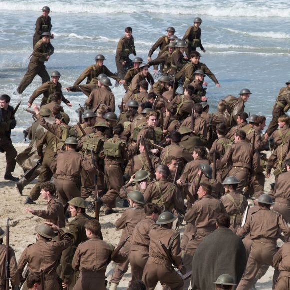 Exclusif - Le réalisateur anglais Christopher Nolan sur le tournage du film "Dunkirk" sur la plage de Malo-les-Bains, à Dunkerque. Quatre navires de guerre, un chasseur Spitfire, deux hélicoptères, 1500 figurants et beaucoup de fumée... l'équipe du cinéaste Christopher Nolan a récréé un véritable champ de bataille! Le 27 mai 2016