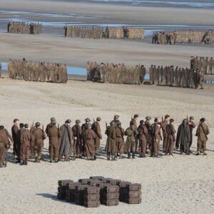 Exclusif - Le réalisateur anglais Christopher Nolan sur le tournage du film "Dunkirk" sur la plage de Malo-les-Bains, à Dunkerque. Quatre navires de guerre, un chasseur Spitfire, deux hélicoptères, 1500 figurants et beaucoup de fumée... l'équipe du cinéaste Christopher Nolan a récréé un véritable champ de bataille! Le 27 mai 2016