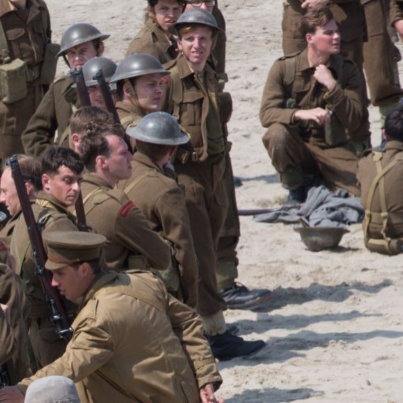 Exclusif - Christopher Nolan et Fionn Whitehead - Le réalisateur anglais Christopher Nolan sur le tournage du film "Dunkirk" sur la plage de Malo-les-Bains, à Dunkerque. Quatre navires de guerre, un chasseur Spitfire, deux hélicoptères, 1500 figurants et beaucoup de fumée... l'équipe du cinéaste Christopher Nolan a récréé un véritable champ de bataille! Le 27 mai 2016