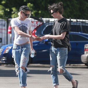 Kristen Stewart et sa compagne St. Vincent sortent d'un centre médical à Burbank le 22 octobre 2016