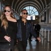 John Legend et sa femme Chrissy Tiegen arrivent à l'aéroport LAX de Los Angeles, Californie, Etats-Unis, le 3 décembre 2016.